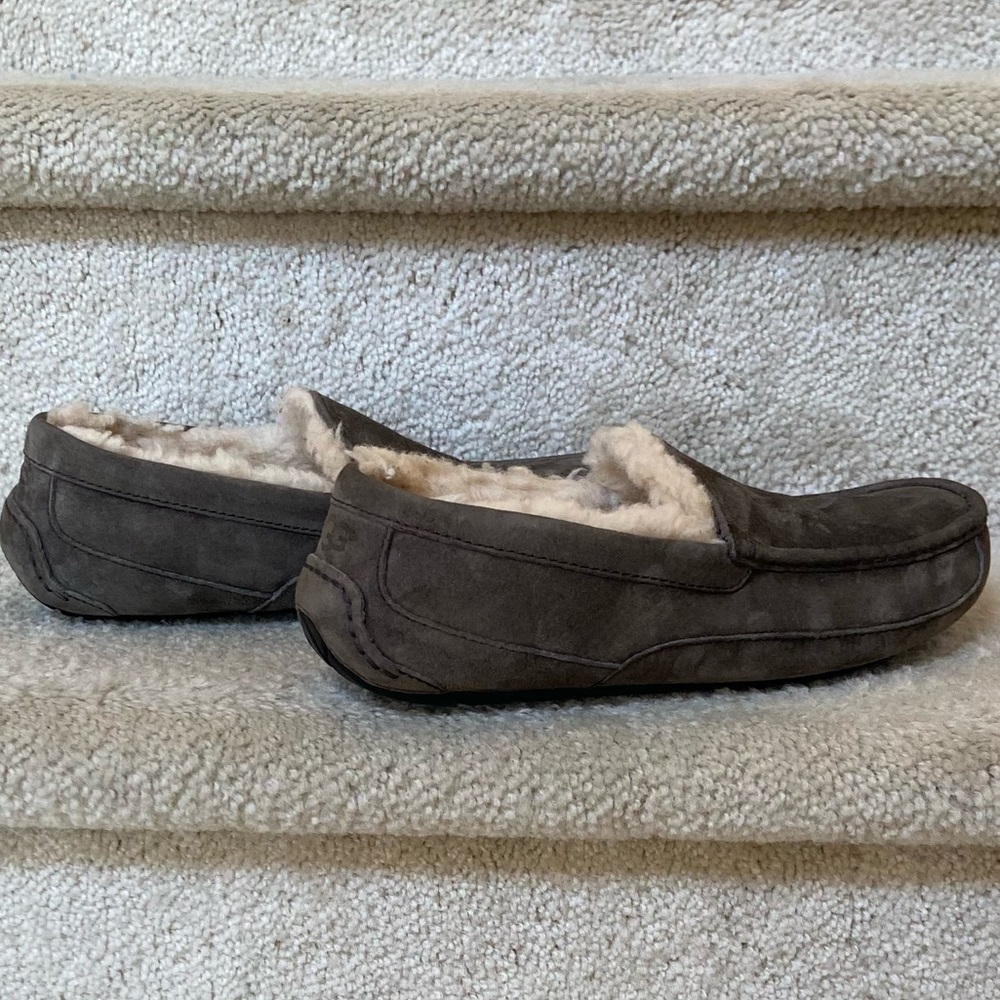 UGG MENS “ASCOT”SUEDE/SHEEPSKIN LOAFER/SLIPPERS/GRAY/SIZE 9/ 5775.